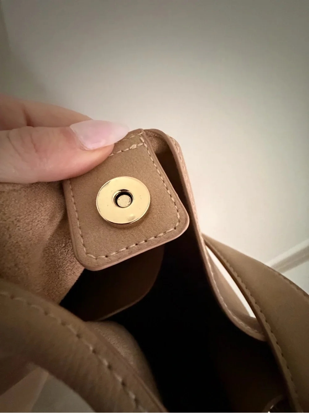 Women's Suede Shoulder Bag in Tan Gold Hardware tote